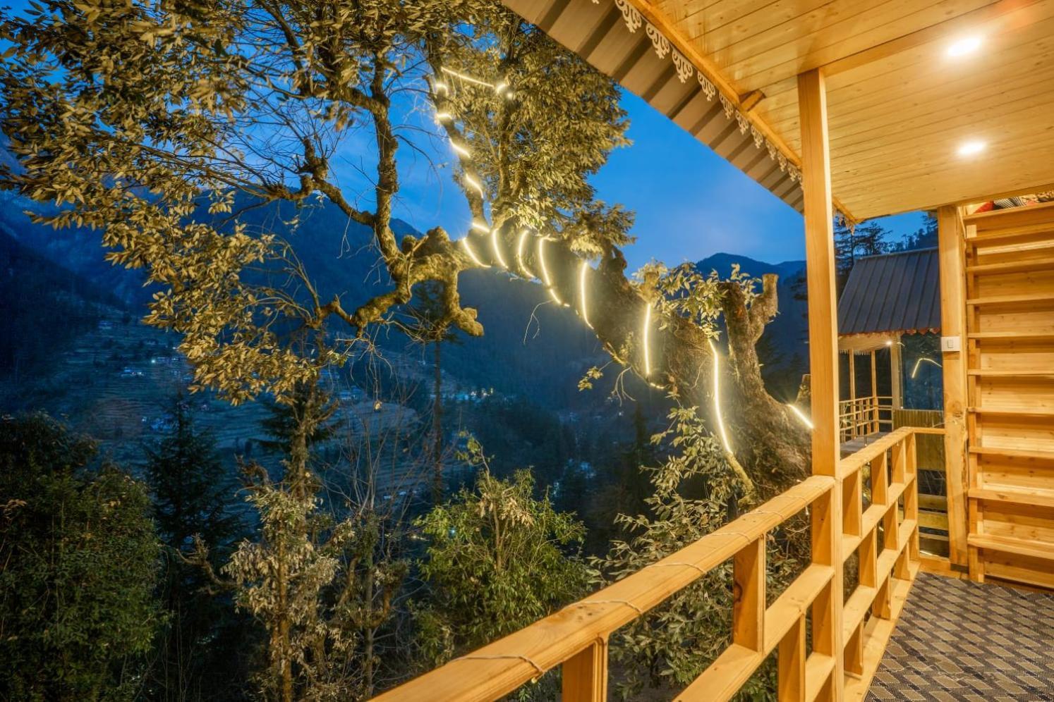 Вилла Into The Woods Treehouse Jibhi Экстерьер фото